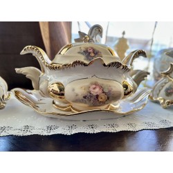 Terrina em Porcelana pintada a mão e castiçais.