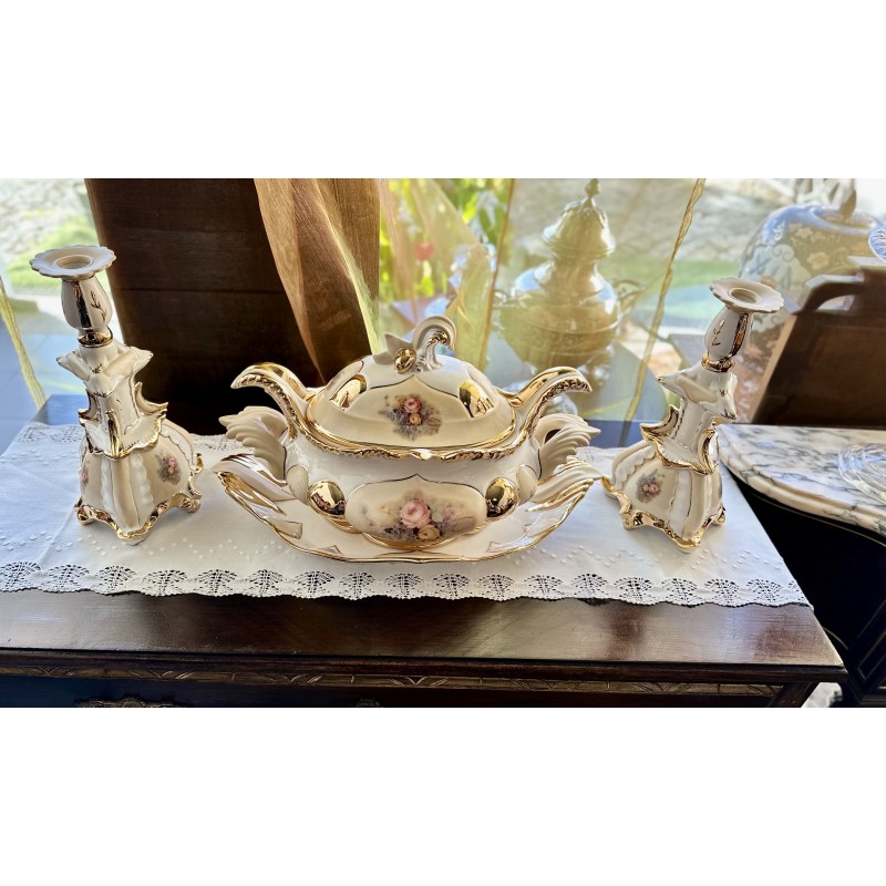 Terrina em Porcelana pintada a mão e castiçais.