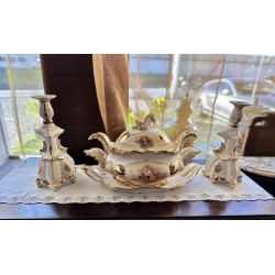 Terrina em Porcelana pintada a mão e castiçais.