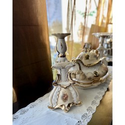 Terrina em Porcelana pintada a mão e castiçais.